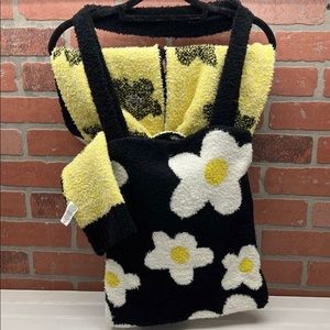 New Nordstrom Daisy pattern with reversible scarf and matching Tote